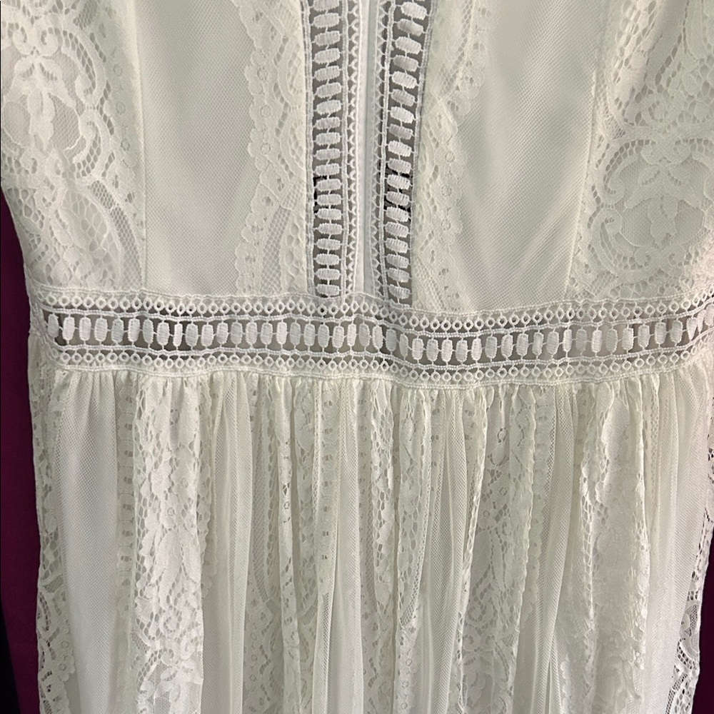 Chic Ivory Lace Wedding Dress - Picture 4 of 8